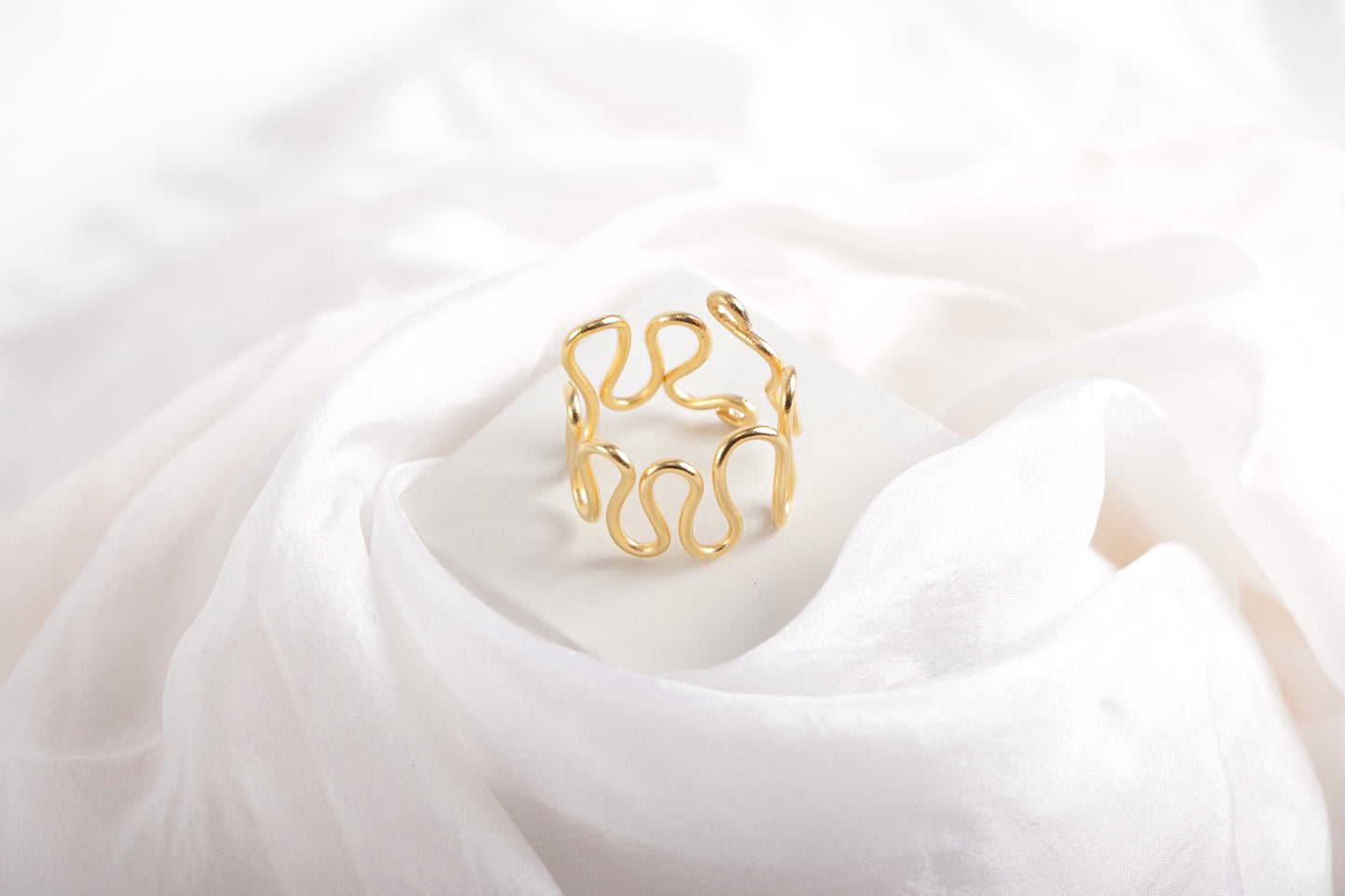 Zigzag curls ring