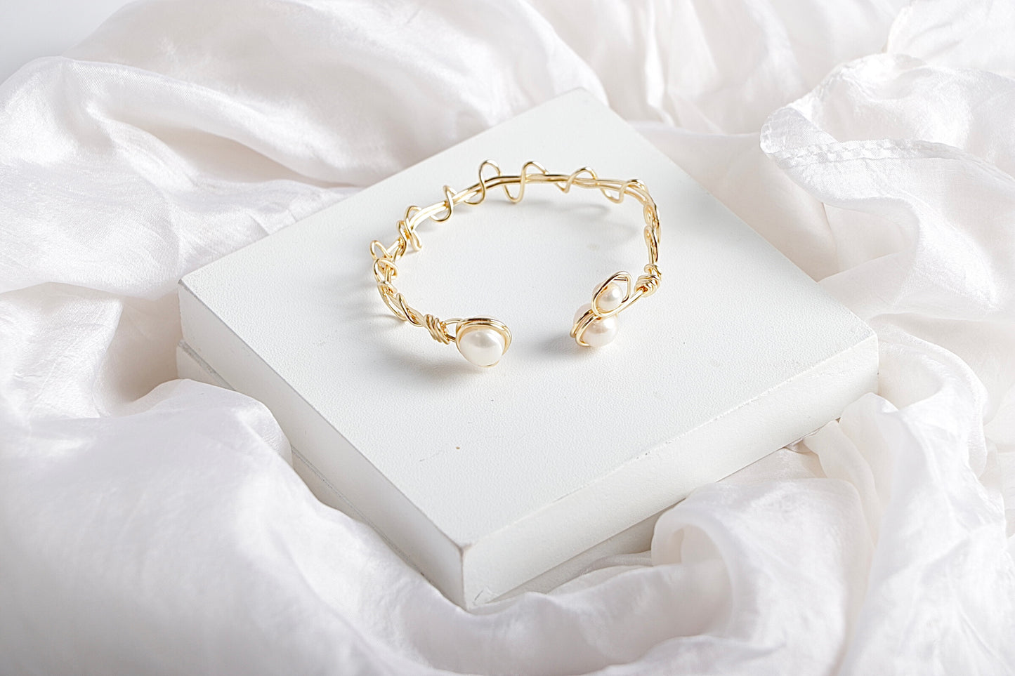 Wavy pearl Bangle