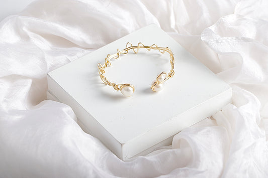 Bangle with pearl