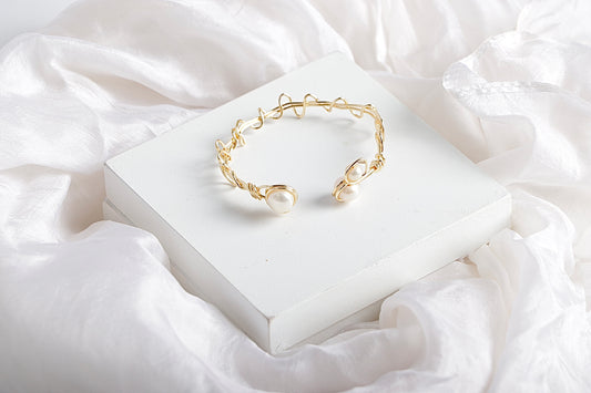 Wavy pearl Bangle