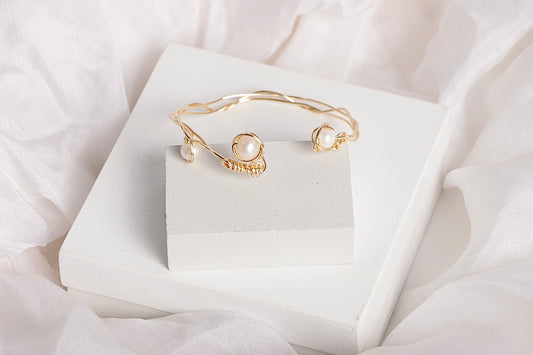 White aura pearl bangle